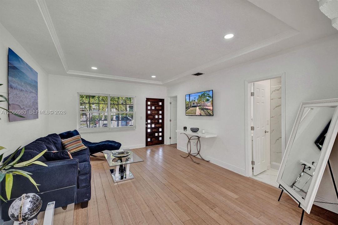 For Sale: $995,000 (3 beds, 2 baths, 1009 Square Feet)