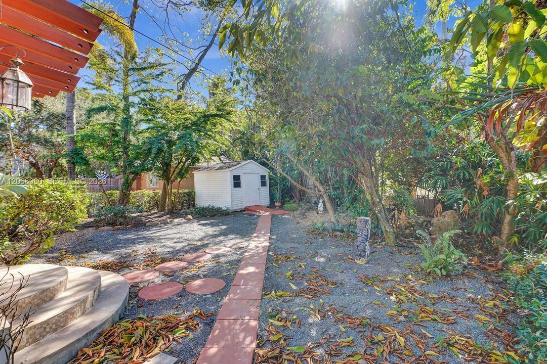 For Sale: $995,000 (3 beds, 2 baths, 1009 Square Feet)
