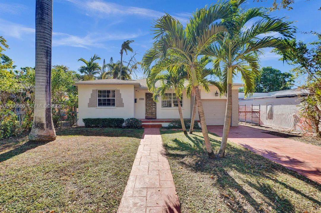 For Sale: $995,000 (3 beds, 2 baths, 1009 Square Feet)