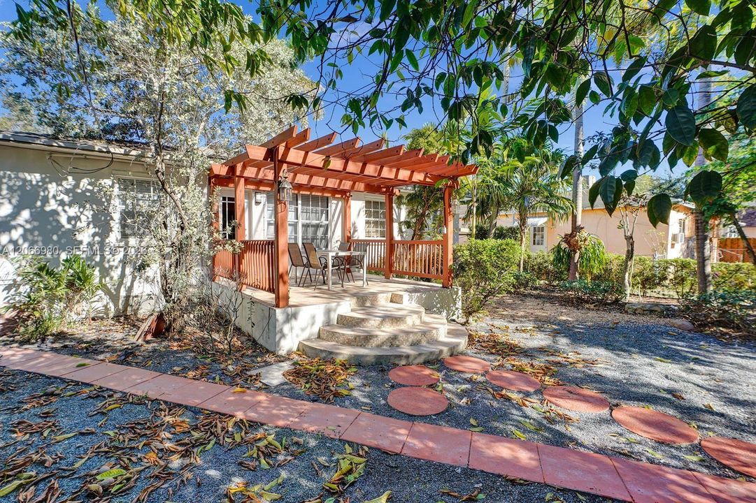 For Sale: $995,000 (3 beds, 2 baths, 1009 Square Feet)