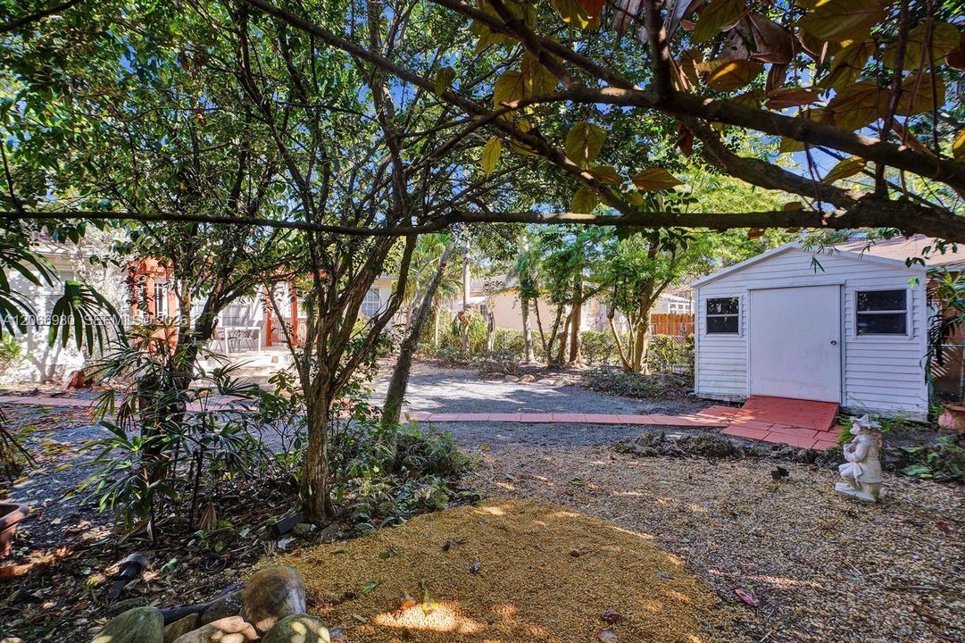 For Sale: $995,000 (3 beds, 2 baths, 1009 Square Feet)