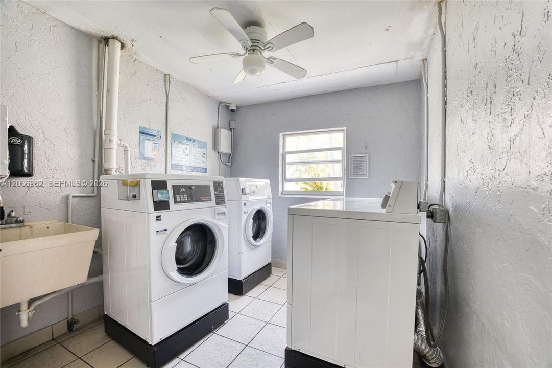 For Sale: $389,000 (1 beds, 1 baths, 808 Square Feet)