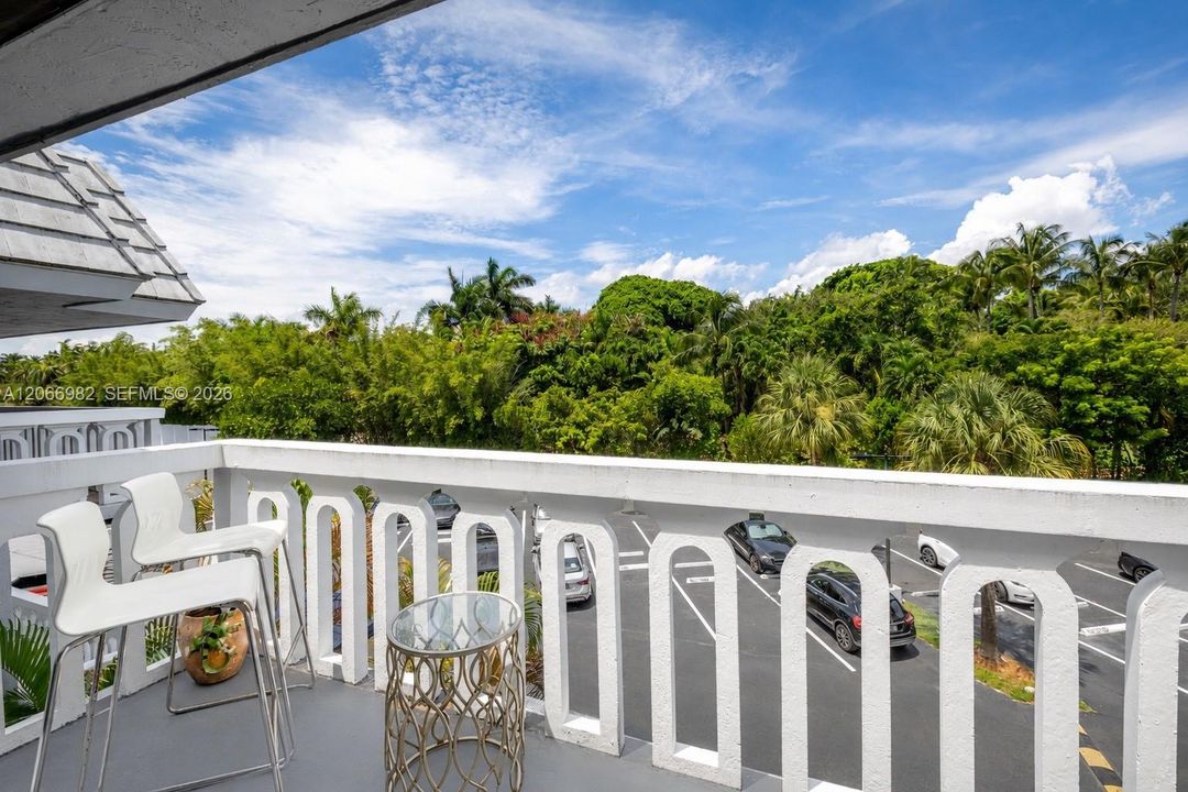 For Sale: $389,000 (1 beds, 1 baths, 808 Square Feet)