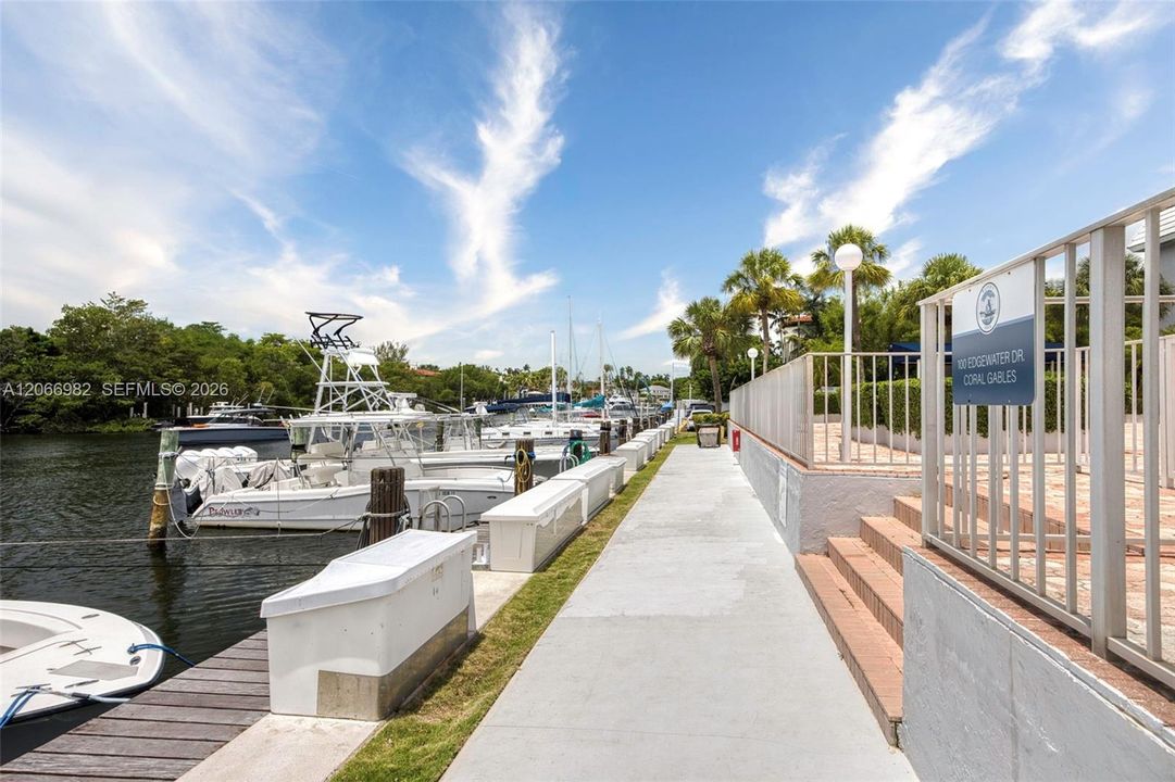 For Sale: $389,000 (1 beds, 1 baths, 808 Square Feet)