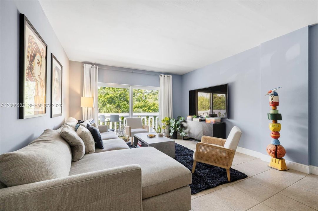 For Sale: $389,000 (1 beds, 1 baths, 808 Square Feet)