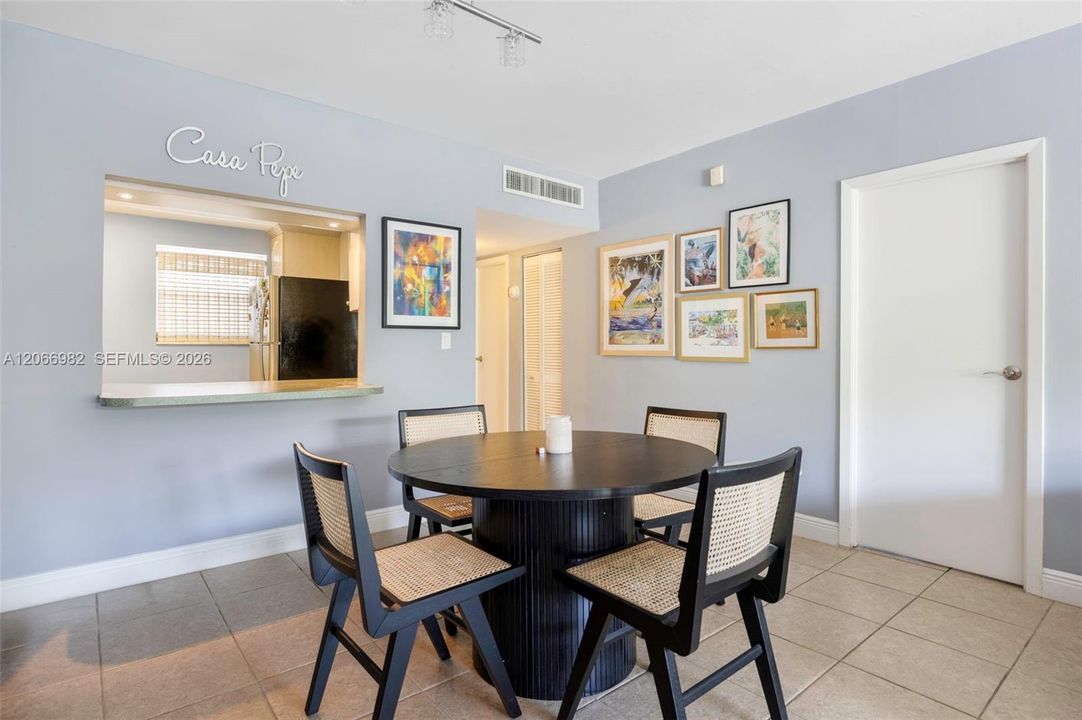 For Sale: $389,000 (1 beds, 1 baths, 808 Square Feet)