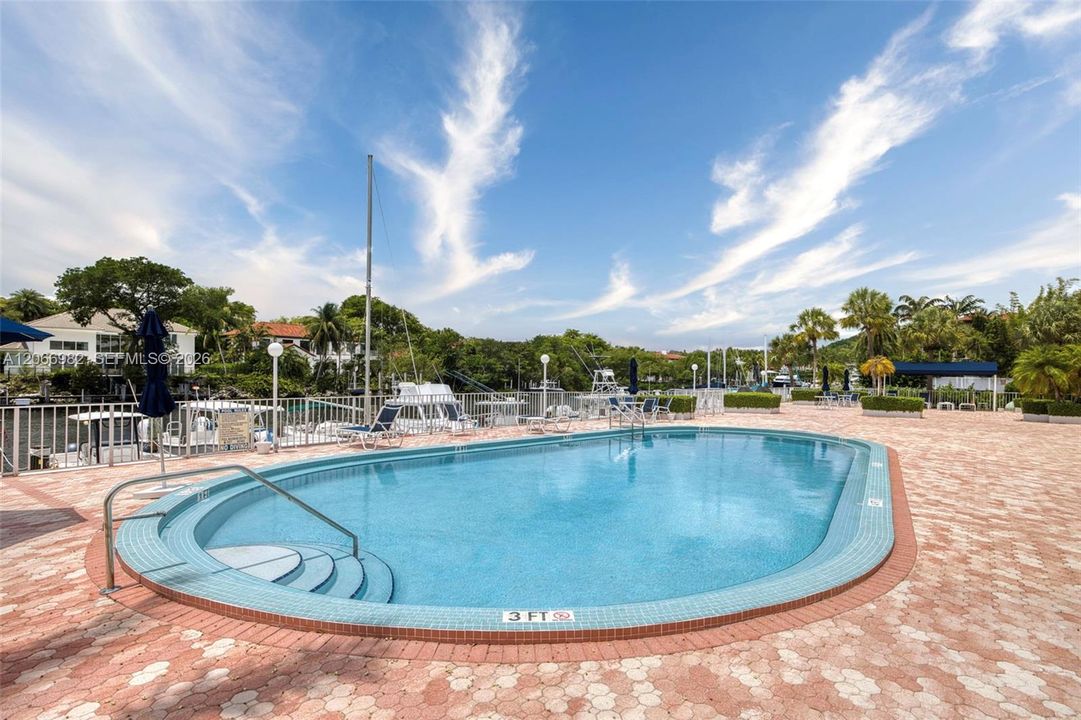 For Sale: $389,000 (1 beds, 1 baths, 808 Square Feet)