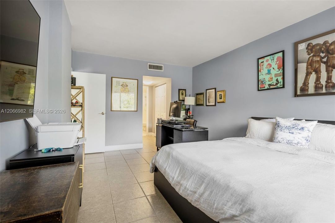 For Sale: $389,000 (1 beds, 1 baths, 808 Square Feet)