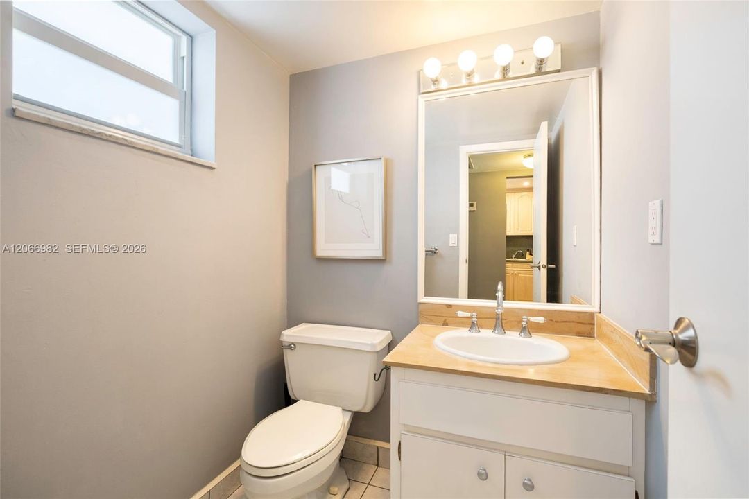 For Sale: $389,000 (1 beds, 1 baths, 808 Square Feet)