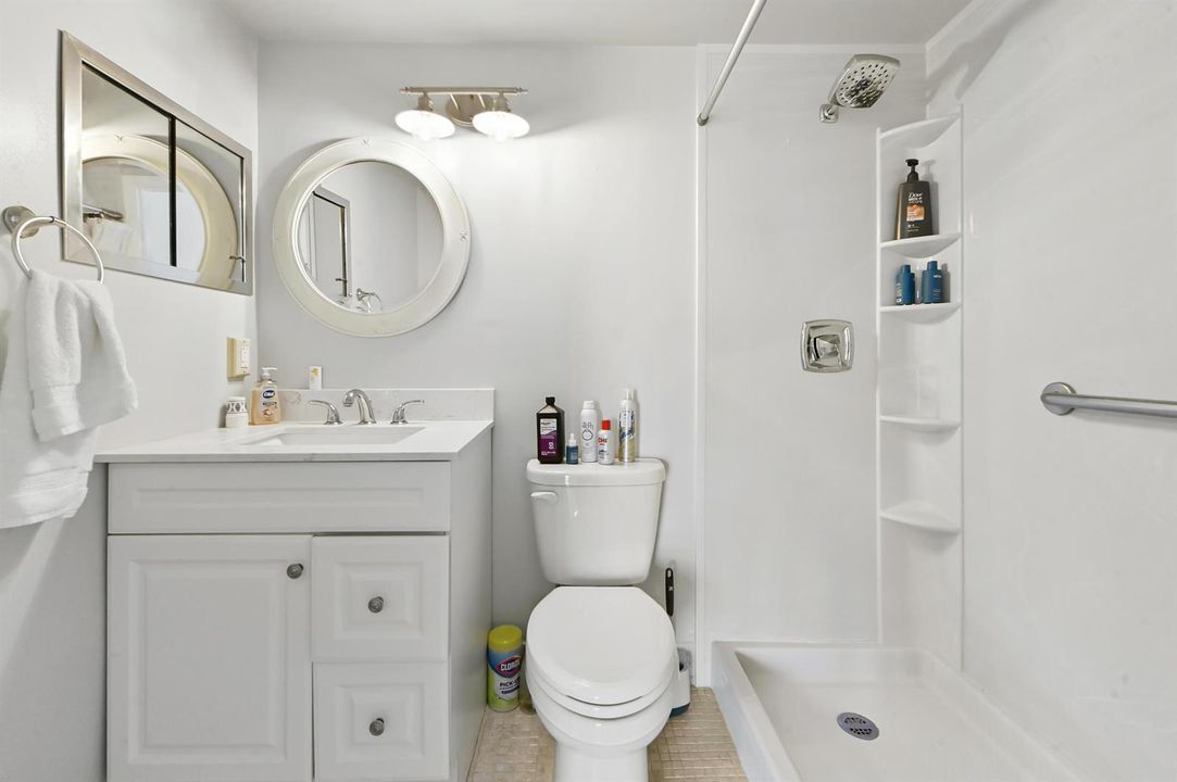 15 Bathroom 03