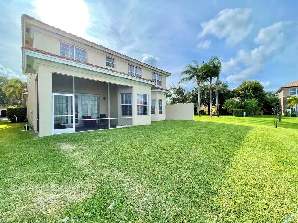 HUGE LOT WITH SCREENED PATIO