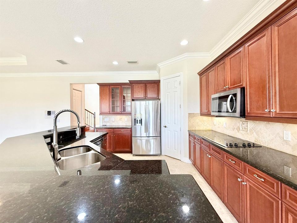 SPACIOUS GRANITE KITCHEN