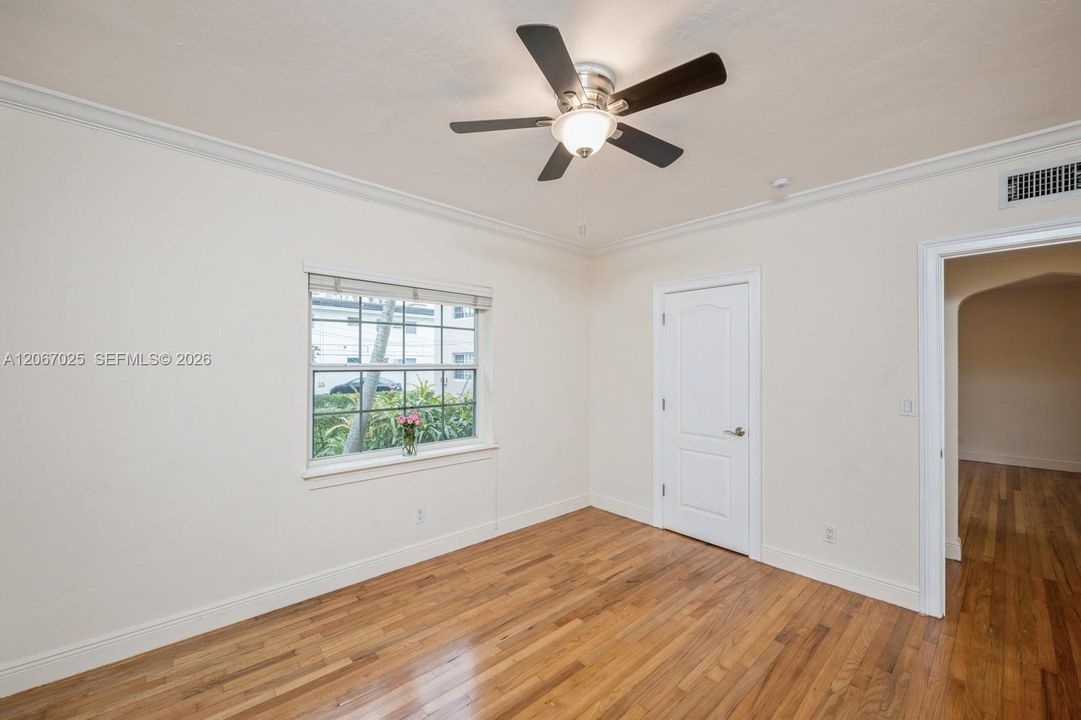 Active With Contract: $2,500 (2 beds, 1 baths, 843 Square Feet)