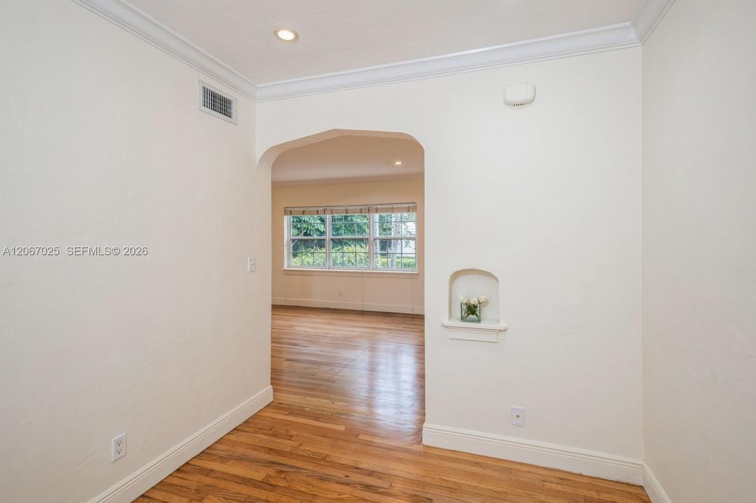 Active With Contract: $2,500 (2 beds, 1 baths, 843 Square Feet)