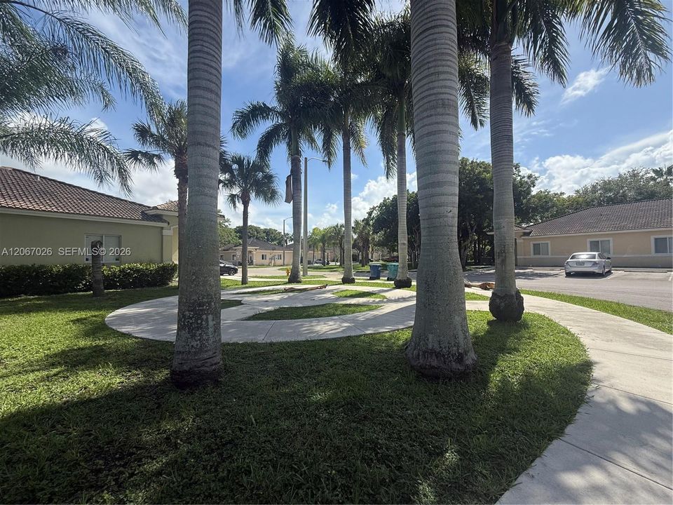 For Rent: $1,900 (2 beds, 2 baths, 898 Square Feet)