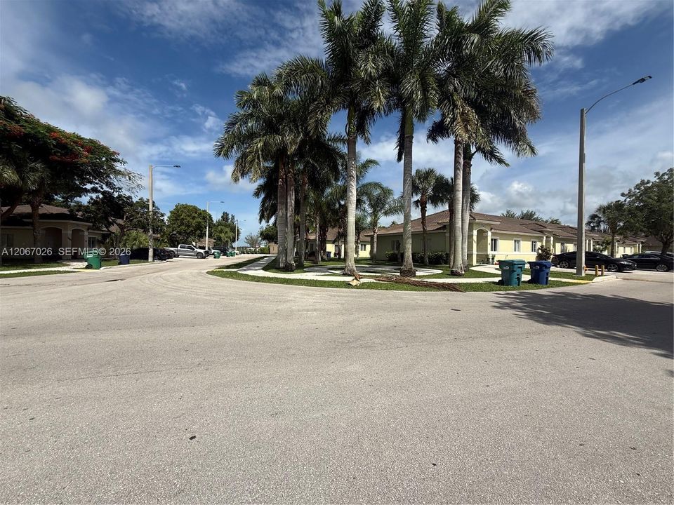 For Rent: $1,900 (2 beds, 2 baths, 898 Square Feet)