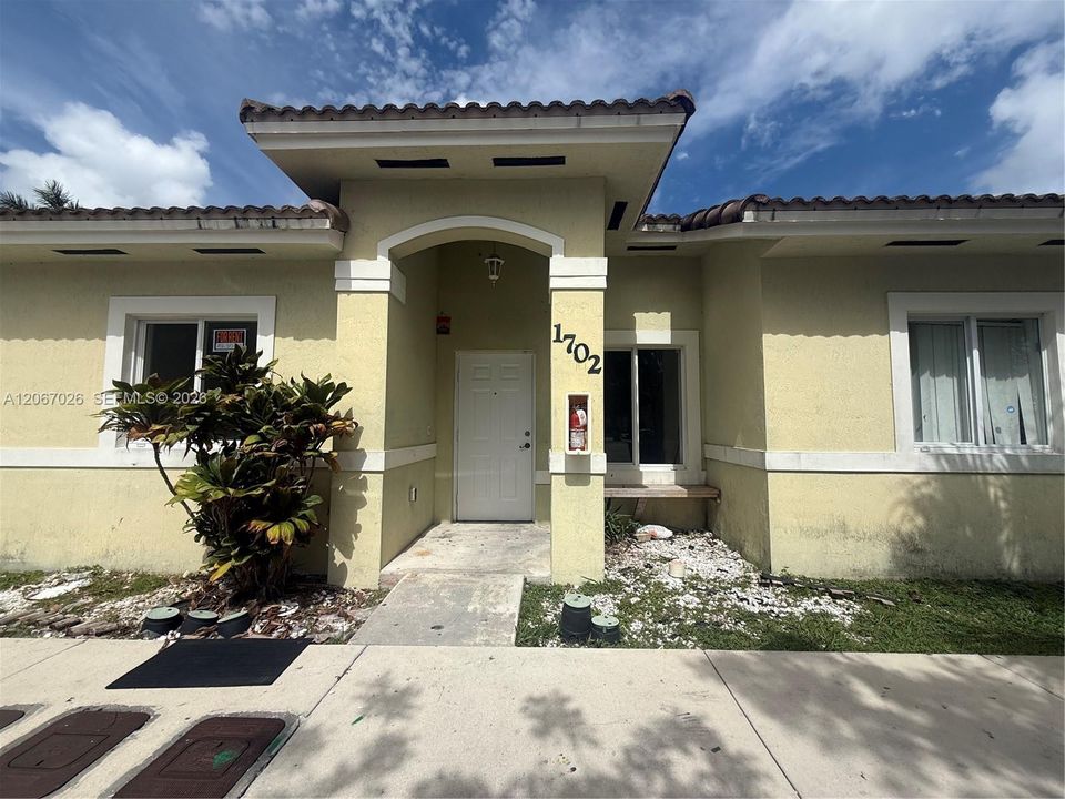 For Rent: $1,900 (2 beds, 2 baths, 898 Square Feet)