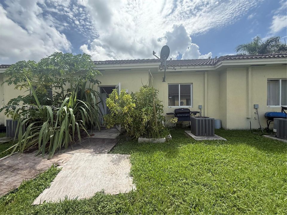 For Rent: $1,900 (2 beds, 2 baths, 898 Square Feet)