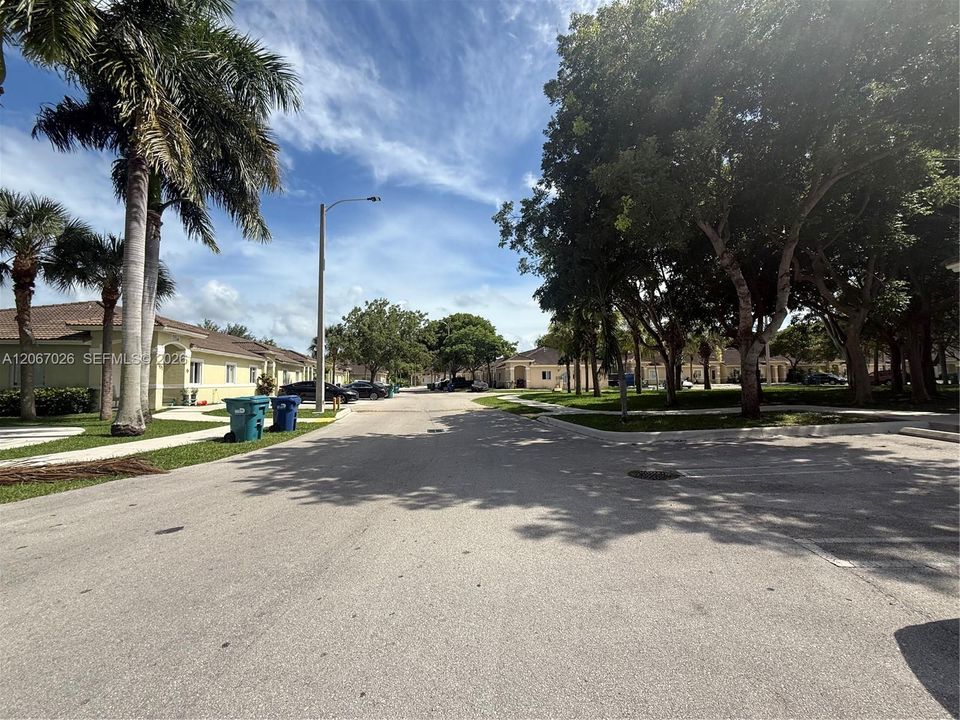 For Rent: $1,900 (2 beds, 2 baths, 898 Square Feet)