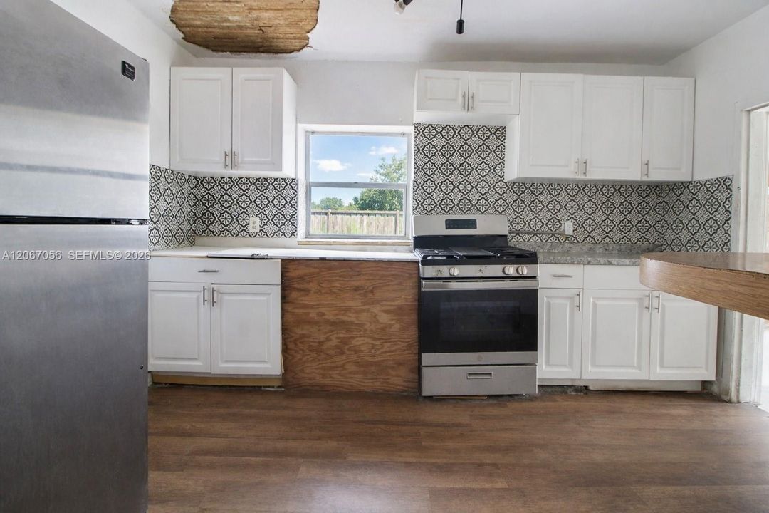 For Sale: $495,000 (2 beds, 1 baths, 1114 Square Feet)