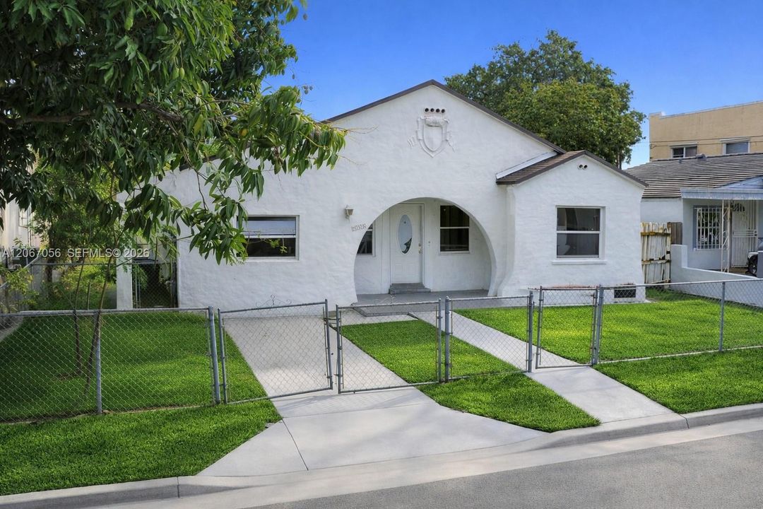 For Sale: $495,000 (2 beds, 1 baths, 1114 Square Feet)