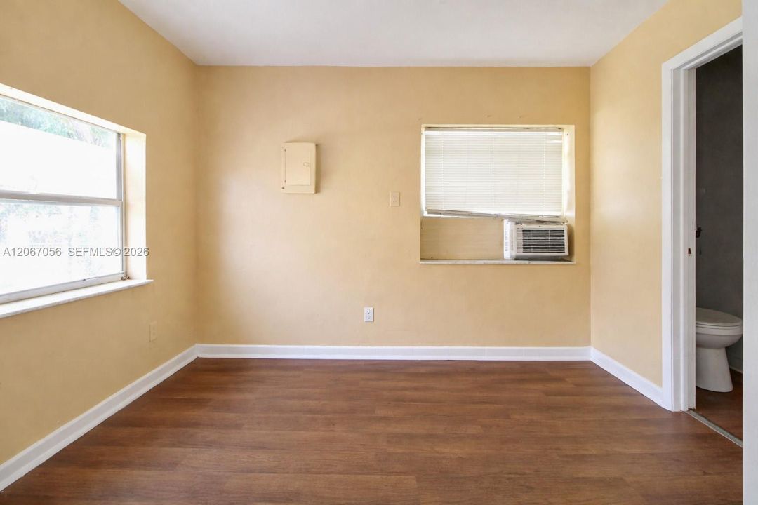 For Sale: $495,000 (2 beds, 1 baths, 1114 Square Feet)