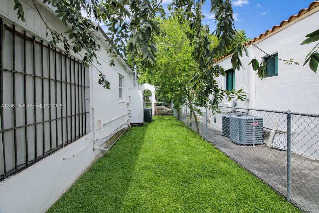 For Sale: $495,000 (2 beds, 1 baths, 1114 Square Feet)