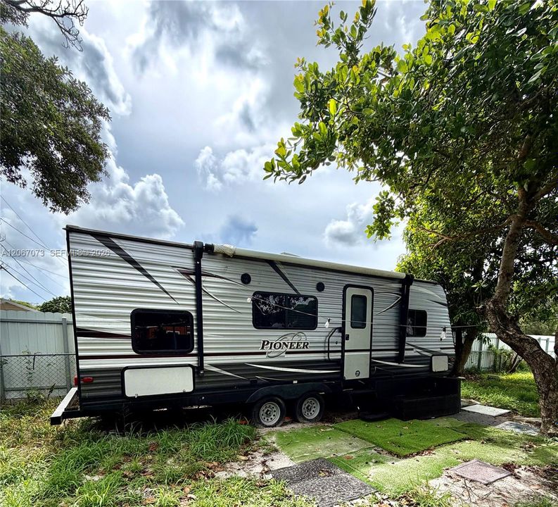 En Venta: $427,000 (3 camas, 1 baños, 858 Pies cuadrados)