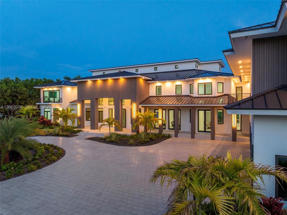 For Sale: $27,500,000 (9 beds, 9 baths, 18524 Square Feet)