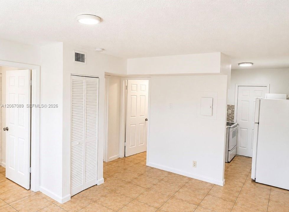 For Rent: $1,800 (2 beds, 1 baths, 2432 Square Feet)