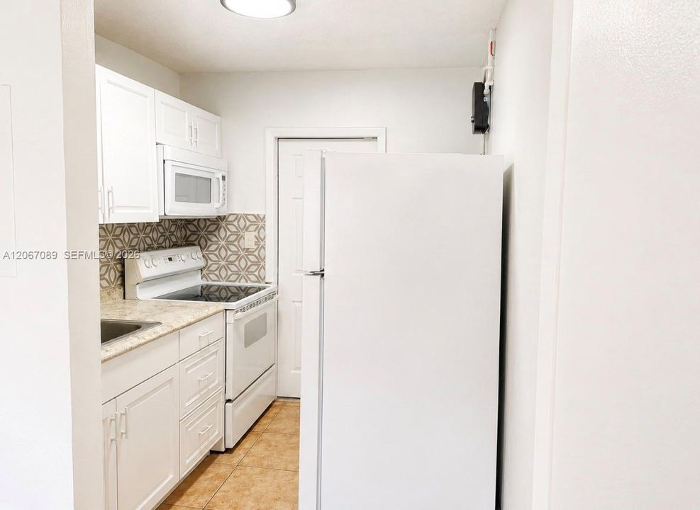 For Rent: $1,800 (2 beds, 1 baths, 2432 Square Feet)