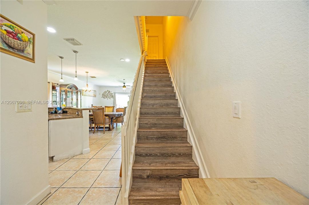 En Venta: $375,000 (3 camas, 2 baños, 1377 Pies cuadrados)