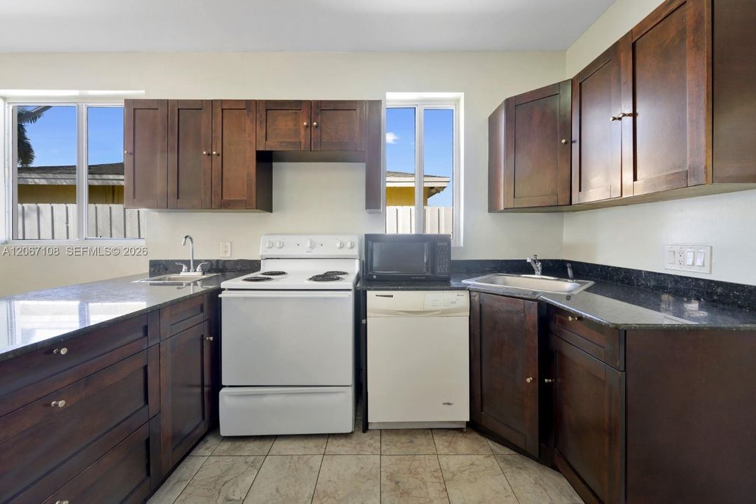 For Rent: $2,795 (2 beds, 2 baths, 988 Square Feet)