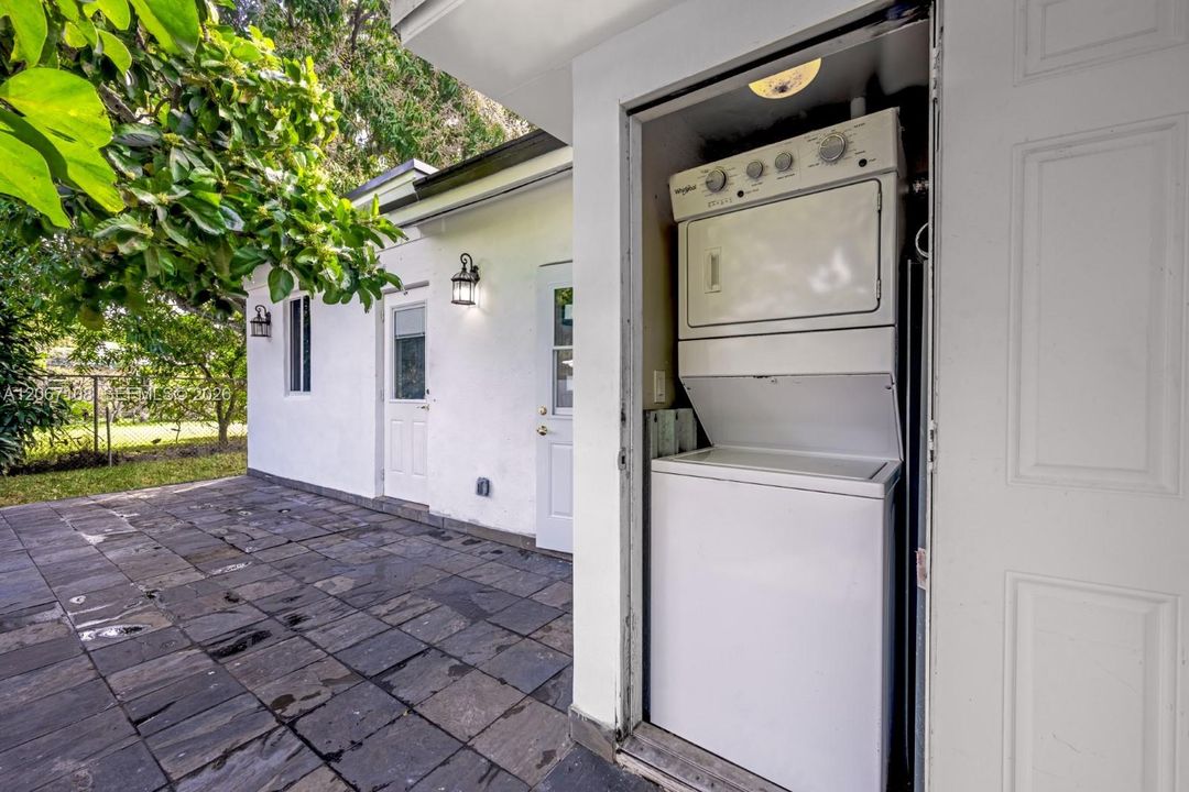 For Rent: $2,795 (2 beds, 2 baths, 988 Square Feet)