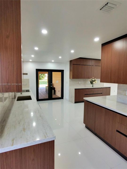 En Venta: $2,150,000 (5 camas, 5 baños, 2613 Pies cuadrados)