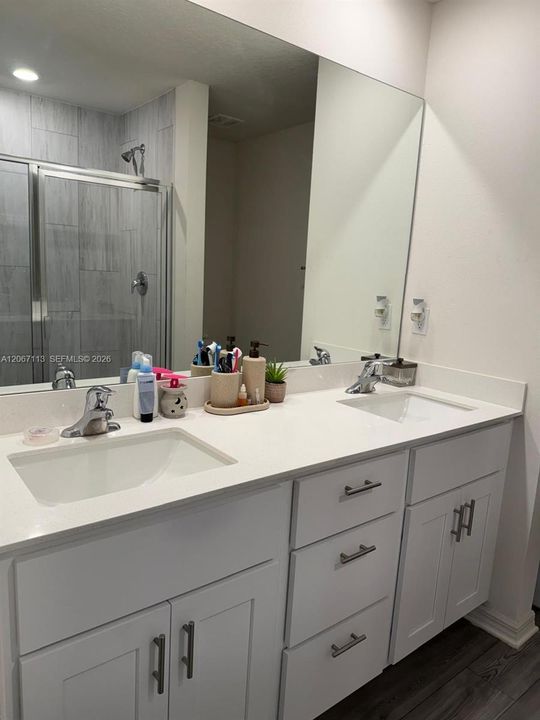 En Venta: $575,000 (5 camas, 3 baños, 1984 Pies cuadrados)