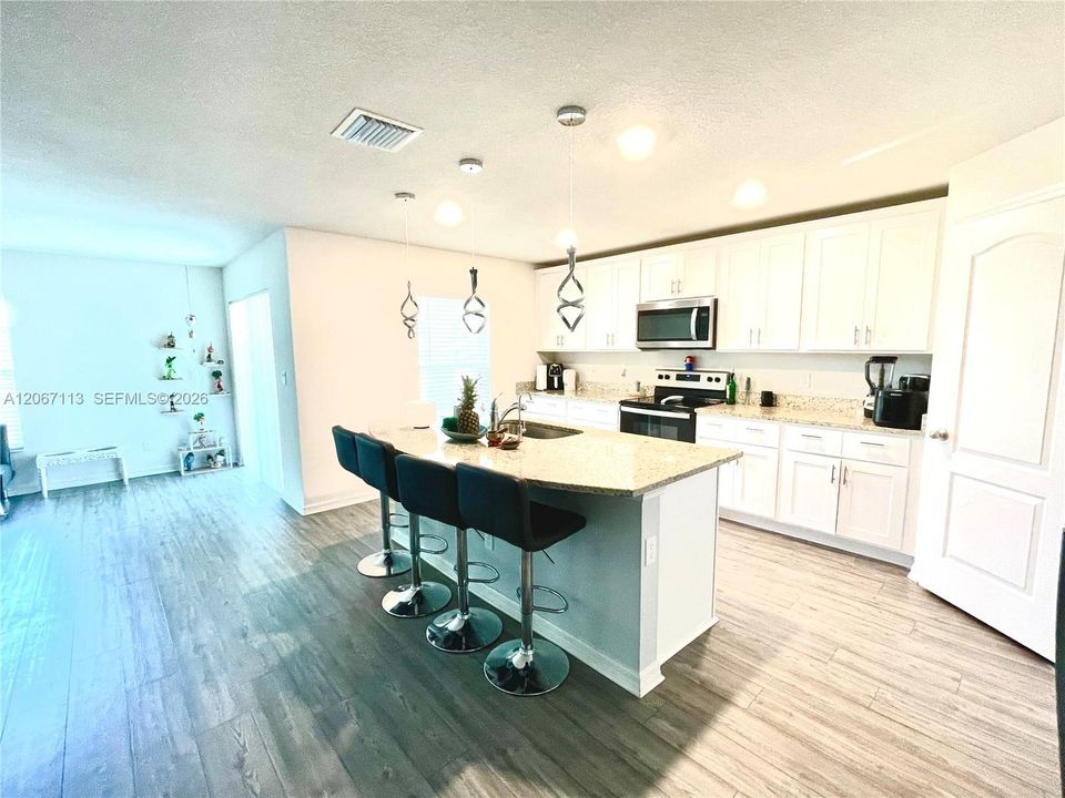 En Venta: $575,000 (5 camas, 3 baños, 1984 Pies cuadrados)