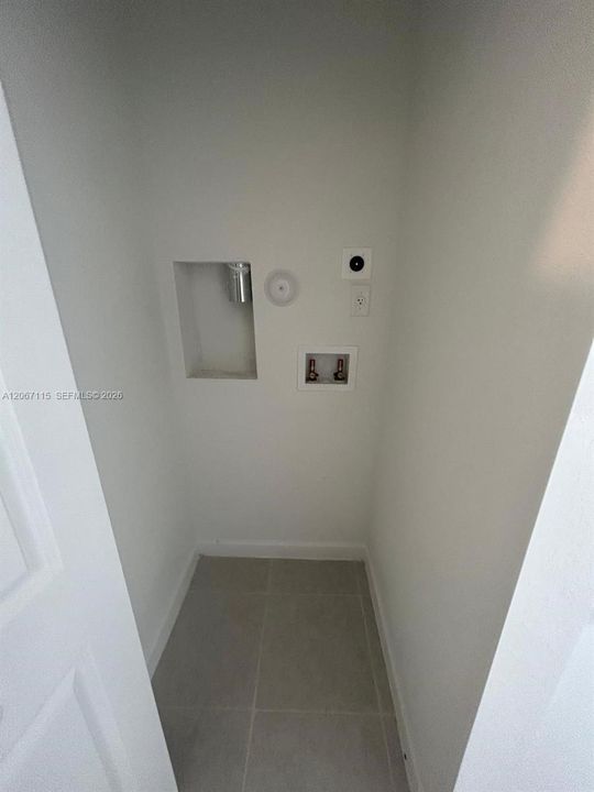 For Rent: $1,850 (1 beds, 1 baths, 3033 Square Feet)