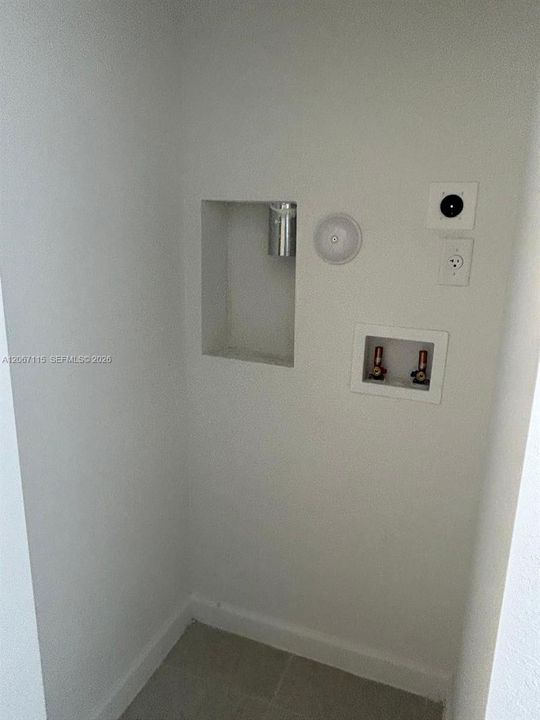 For Rent: $1,850 (1 beds, 1 baths, 3033 Square Feet)