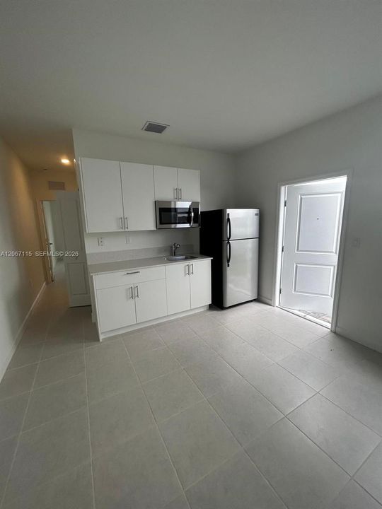 For Rent: $1,850 (1 beds, 1 baths, 3033 Square Feet)