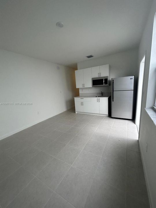For Rent: $1,850 (1 beds, 1 baths, 3033 Square Feet)