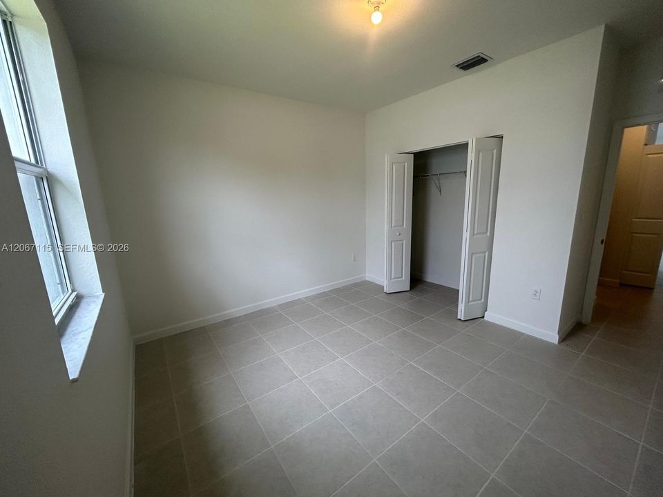 For Rent: $1,850 (1 beds, 1 baths, 3033 Square Feet)