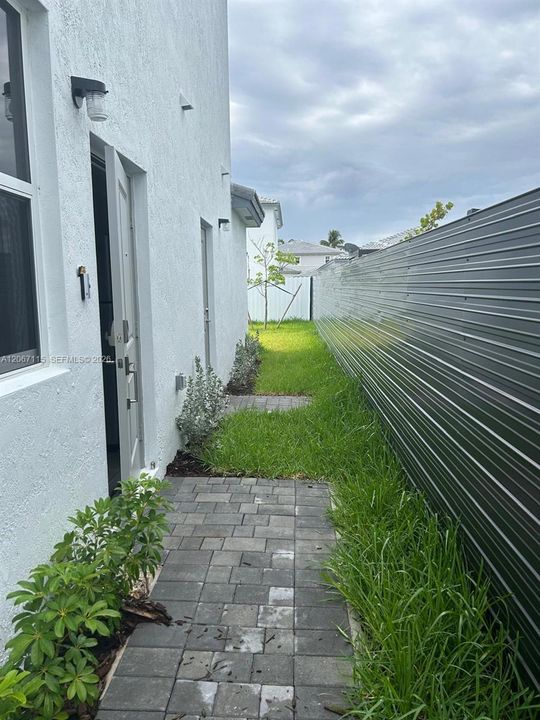 For Rent: $1,850 (1 beds, 1 baths, 3033 Square Feet)