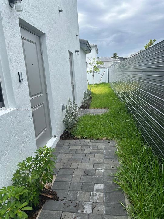 For Rent: $1,850 (1 beds, 1 baths, 3033 Square Feet)