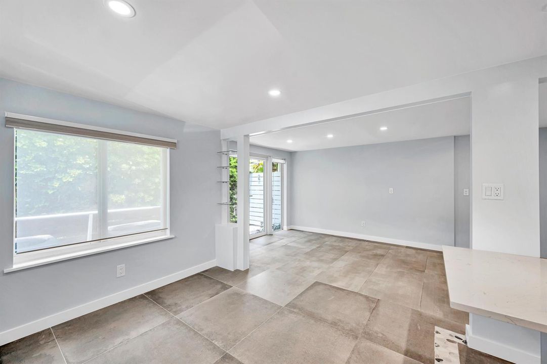 828 NE 17TH WAY--13