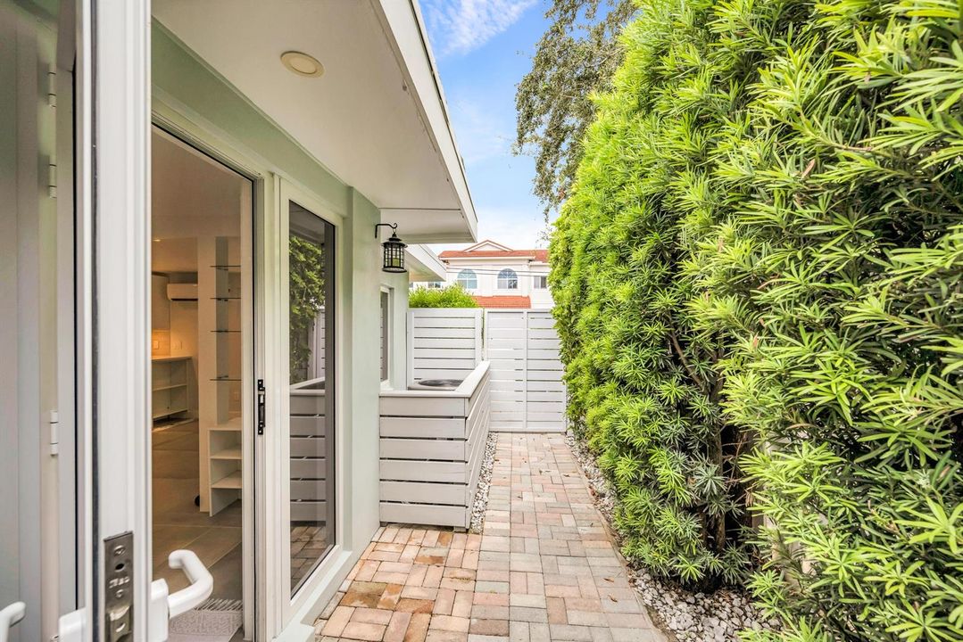828 NE 17TH WAY--1