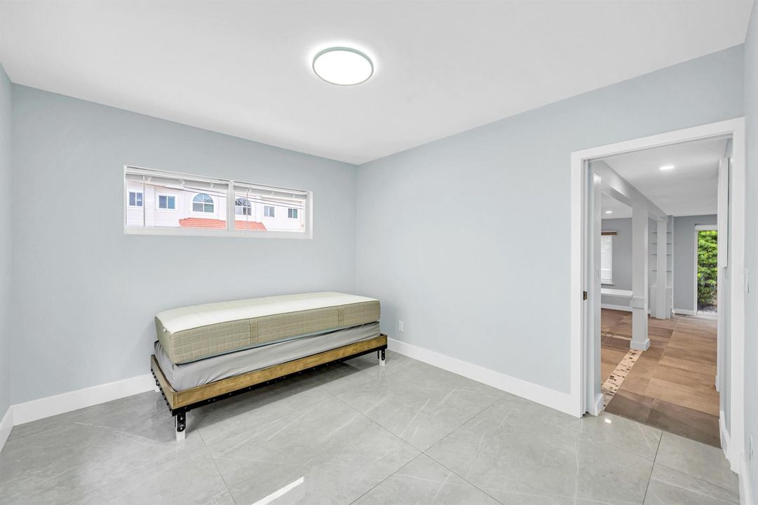 828 NE 17TH WAY--18