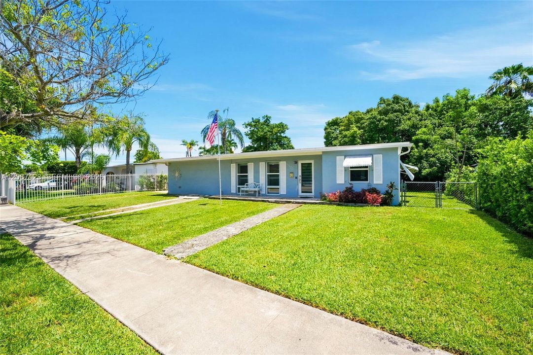 Recently Sold: $685,000 (3 beds, 2 baths, 1224 Square Feet)