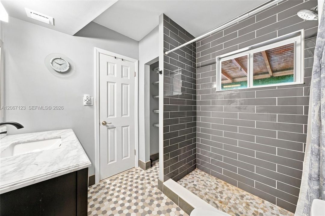 Recently Sold: $685,000 (3 beds, 2 baths, 1224 Square Feet)