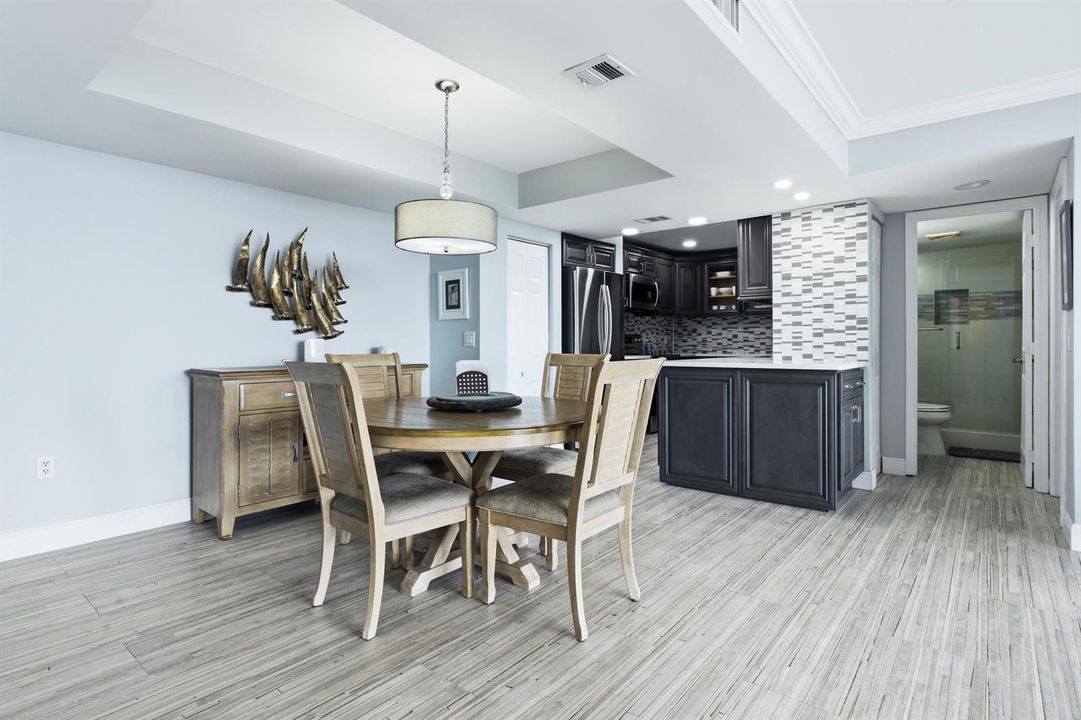Dining area with tray ceiling